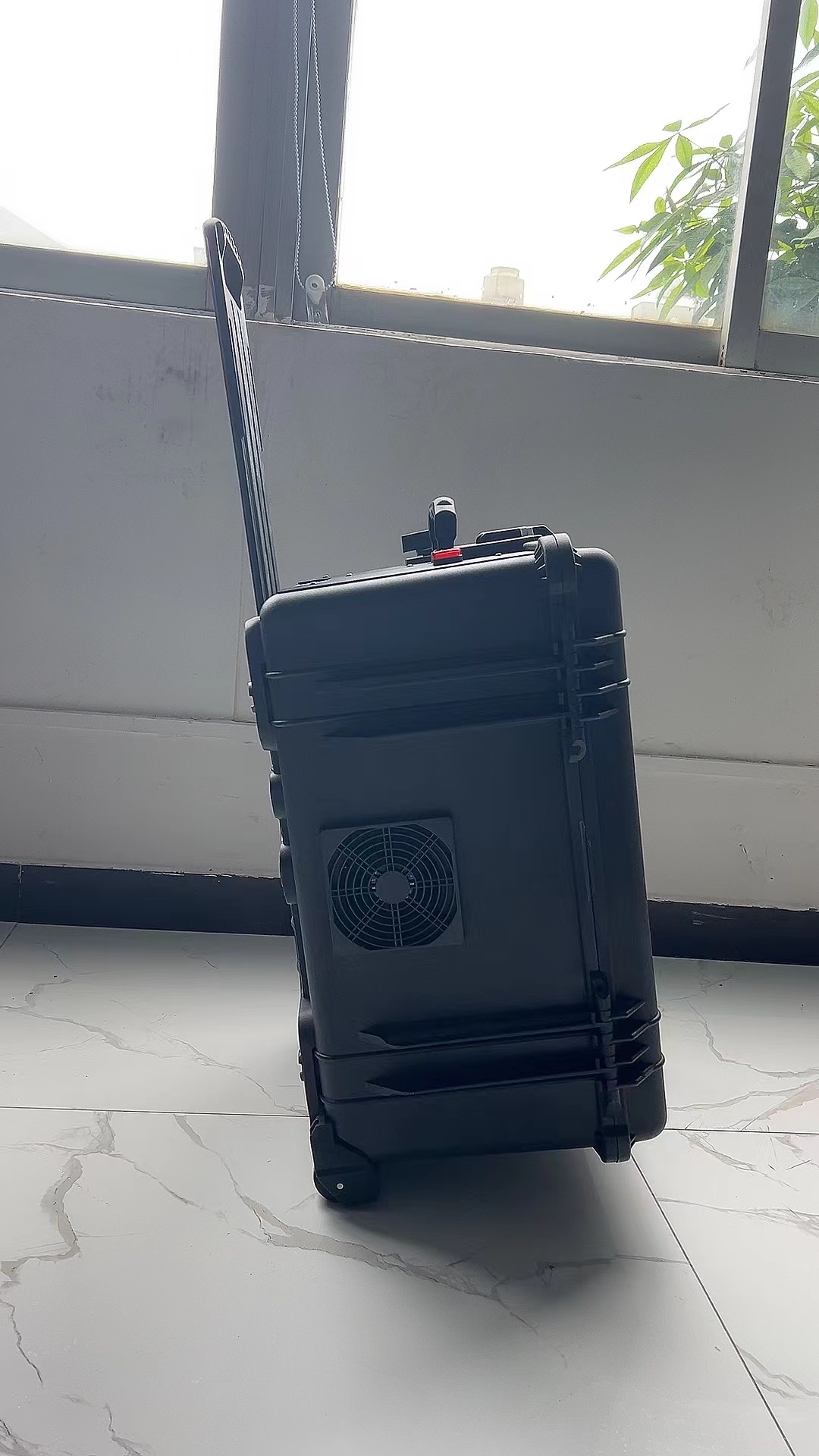 新密手拉箱型移动通信干扰器